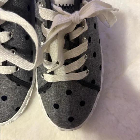 Kids Gray Polka Dot Sneaker sze 8 - Picture 3 of 8